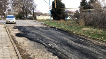 Новости » Общество: В Керчи «подлатали» дорогу на ул. Клары Цеткин. Надолго ли?