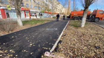 Новости » Общество: На дублере Камыш-Бурунского шоссе приступили к асфальтировке тротуаров