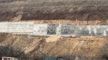Новости » Общество: В районе дач завершают строительство подпорной стены в Аршинцево