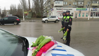 Новости » Общество: Сотрудники ГИБДД Керчи дарили мамам за рулем цветы