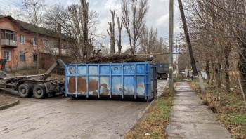 Новости » Общество: Сюрприз: в Керчи перекрыли проезжую часть по ул. Комарова
