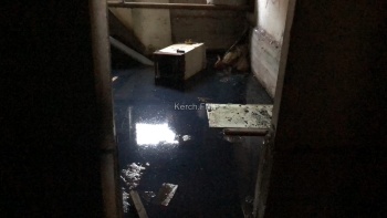 Новости » Общество: Затоплен подвал жилого дома в Керчи – жители неделю обращаются в УК, но безрезультатно