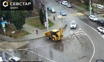Новости » Криминал и ЧП: Трактор на полном ходу снес ограждения и чуть не сбил ребенка в Севастополе (видео)