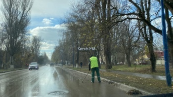 Новости » Общество: В Керчи убирали дорогу под дождем