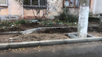 Новости » Общество: Дорожки по ул. Черноморской переделывают – теперь они обойдут столбы