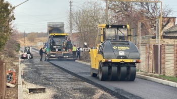 Новости » Общество: На ул. 1 Мая приступили к асфальтированию дороги