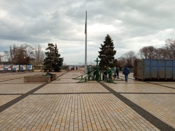 Новости » Общество: В Керчи началась подготовка к Новому году: на площади устанавливают инсталляции и елку