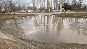 Новости » Общество: Керчане просят засыпать огромное озеро на Генерала Петрова щебнем