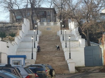 Новости » Общество: Ждут Аксенова? В Керчи руками моют ступени Митридатских лестниц