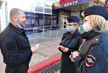 Новости » Общество: Полицейские Керчи рассказывали прохожим что такое коррупция и как с ней бороться