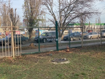 Устраняют последствия непогоды: в первой больнице Керчи восстанавливают забор