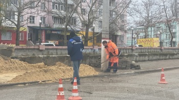 Новости » Общество: На Еременко водоканал восстанавливает тротуар