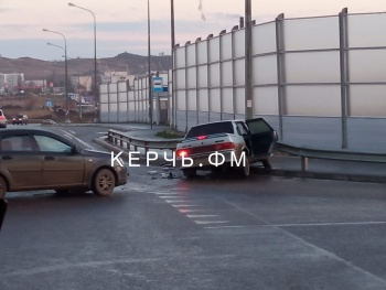 На ШГС авария: от удара автомобиль врезался в отбойник