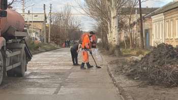 Готовятся к асфальтировке: на ул. Жени Дудник убирают грязь лопатами с дороги