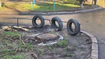 Новости » Общество: Во дворе на Юных Ленинцев появился забор из покрышек и труб