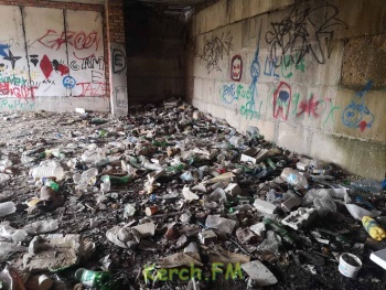 Новости » Общество: Заброшенное здание по Блюхера,23 в Керчи превратилось в свалку