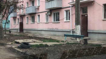 Новости » Общество: После ремонта трубопровода жителям ул. Дейкало оставили грязь и «выкорчеванную» лавку