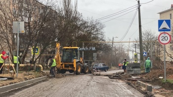 Новости » Общество: На улице Рыбаков затруднено движение транспорта