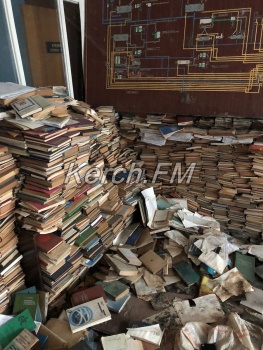 Новости » Общество: Заброшенная библиотека в Керчи – мы ее нашли
