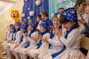 Новости » Общество: Детей из керченского интерната поздравили с Днем Святого Николая