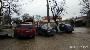 Новости » Общество: Из-за парковки автомобилей, керчане не могут нормально пройти вдоль ул. Чкалова