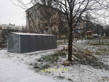 Новости » Права человека » Общество: Жители МКД по Свердлова, 86 в Керчи объявили войну гаражу «москвича»