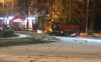 Новости » Общество: Дороги в Керчи от снега начали чистить еще со вчерашнего вечера