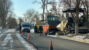 Новости » Общество: В Керчи дорогу на Островского начали асфальтировать