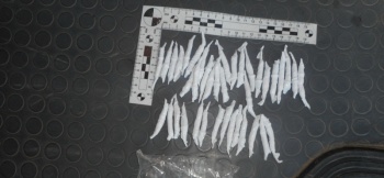 Новости » Общество: Керчанина с сумкой с более 100 свертков наркотиков задержала полиция