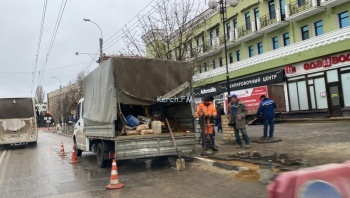 Новости » Общество: На Кирова водоканал восстанавливает тротуар