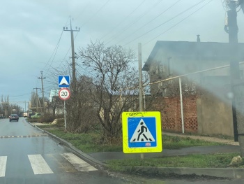 Новости » Общество: Дорожные знаки в Керчи продолжают падать