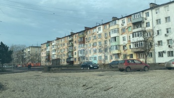 Новости » Общество: В Керчи жители двора на Бувина,6 просят заасфальтировать дорогу