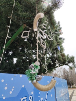 Новости » Общество: С главной елки Керчи сорвали новогодние игрушки