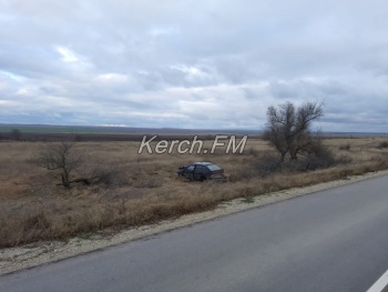 Новости » Общество: На дороге между Чистопольем и Белинским керчане нашли машину в кювете