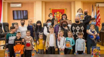 Новости » Общество: С праздниками поздравили детей из семей, пострадавших от подтопления в Керчи
