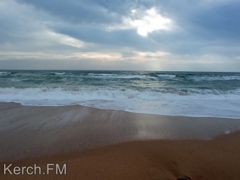 Керчан очаровал шторм в Черном море (фото)
