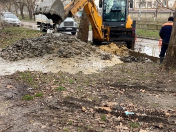 Новости » Общество: В Керчи на Борзенко водоканал устраняет порыв