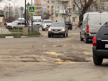 Новости » Общество: На Пирогова дорожники пытались снять асфальт