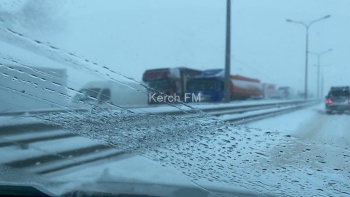 Новости » Общество: На Крымском мосту водителям рекомендуют снижать скорость до 40 км/ч из-за снегопада