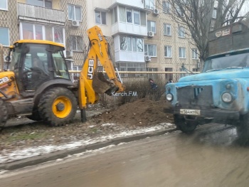 Новости » Общество: На Гайдара в Керчи устраняют порыв водовода