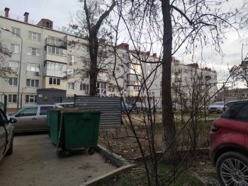 Новости » Общество: В Керчи идет война между домами в центре города из-за мусорной площадки