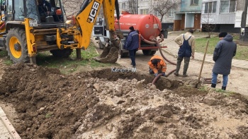 Новости » Общество: На Генерала Петрова в Керчи устраняют порыв водовода