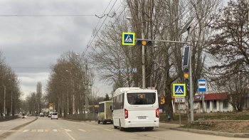 Новости » Общество: Год новый, а проблемы со светофором на Генерала Петрова старые