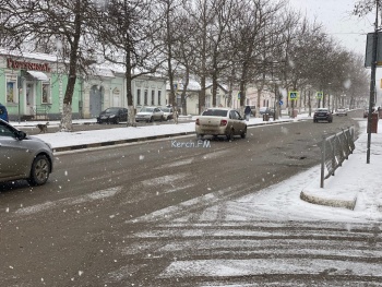 Новости » Общество: В Керчи центральные дороги обработали песком