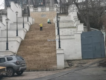 Новости » Общество: Стараются как могут: на Театральной коммунальщики готовятся к приезду Аксенова