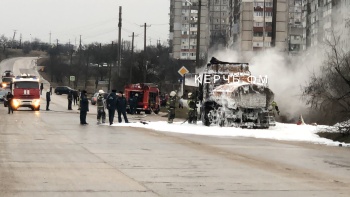 Индустриальное шоссе перекрыто: горит бензовоз