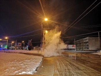 На Ворошилова вновь прорвало теплотрубу, горячий пар валит из-под земли