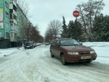 Новости » Общество: Дороги в Керчи посыпали, но не все