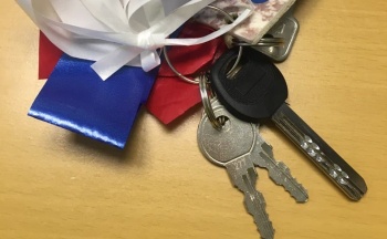 Новости » Общество: Столетняя керчанка из землянки переедет в квартиру – ей вручили ключи
