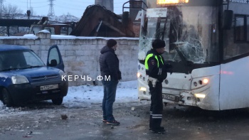 Новости » Криминал и ЧП: Легковушка и автобус на Приозерное столкнулись в Керчи